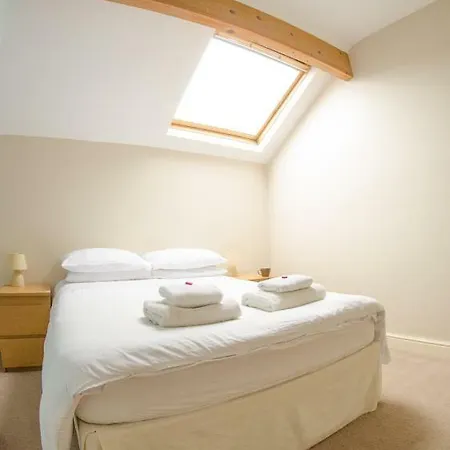Yorkshire Comfort - Large House All To Yourselves Holiday home Leeds (West Yorkshire)